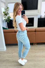 Load image into Gallery viewer, Sam Mid Rise Star Pocket Boyfriend Jeans
